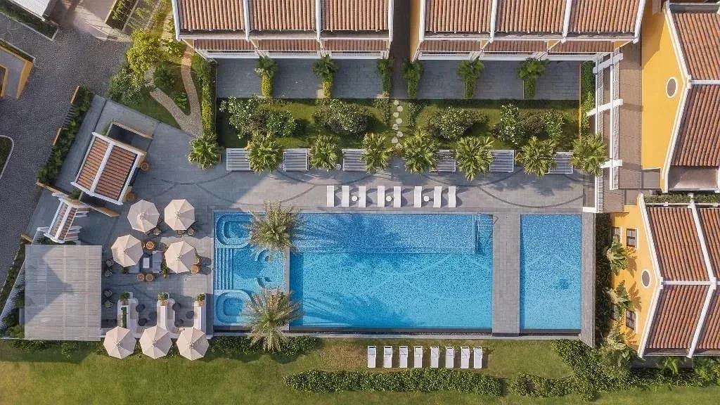 Bể bơi vô cực bên sông