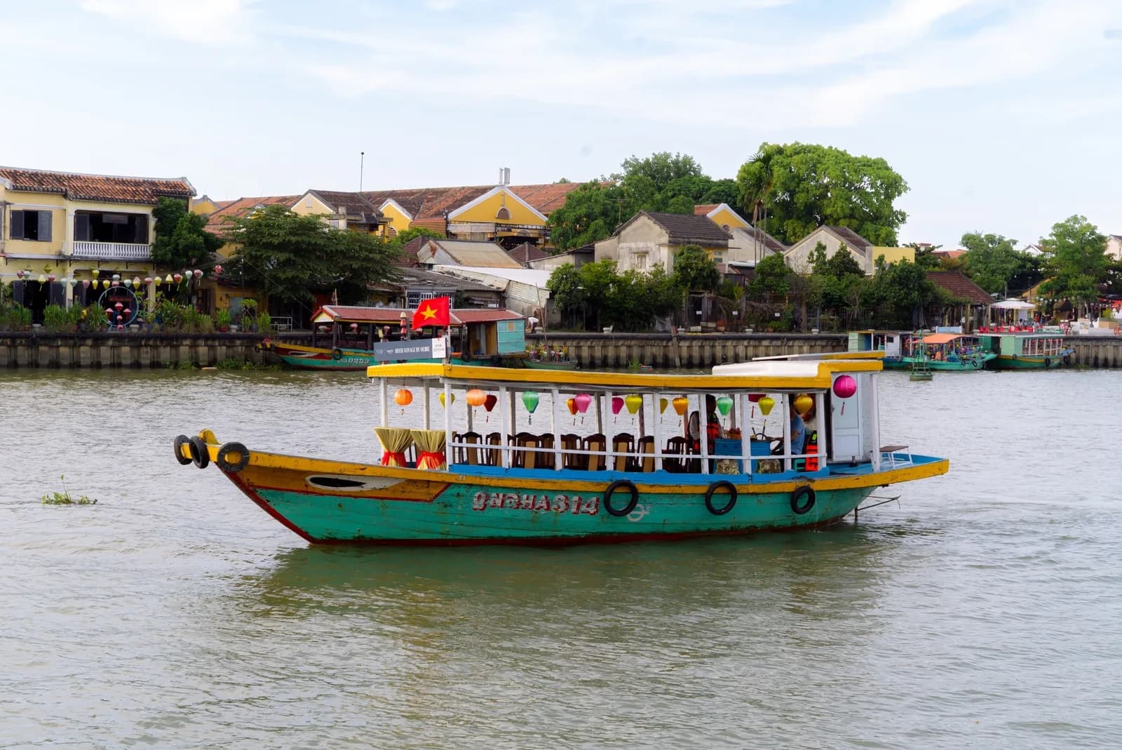 Đối diện phố cổ Hội An