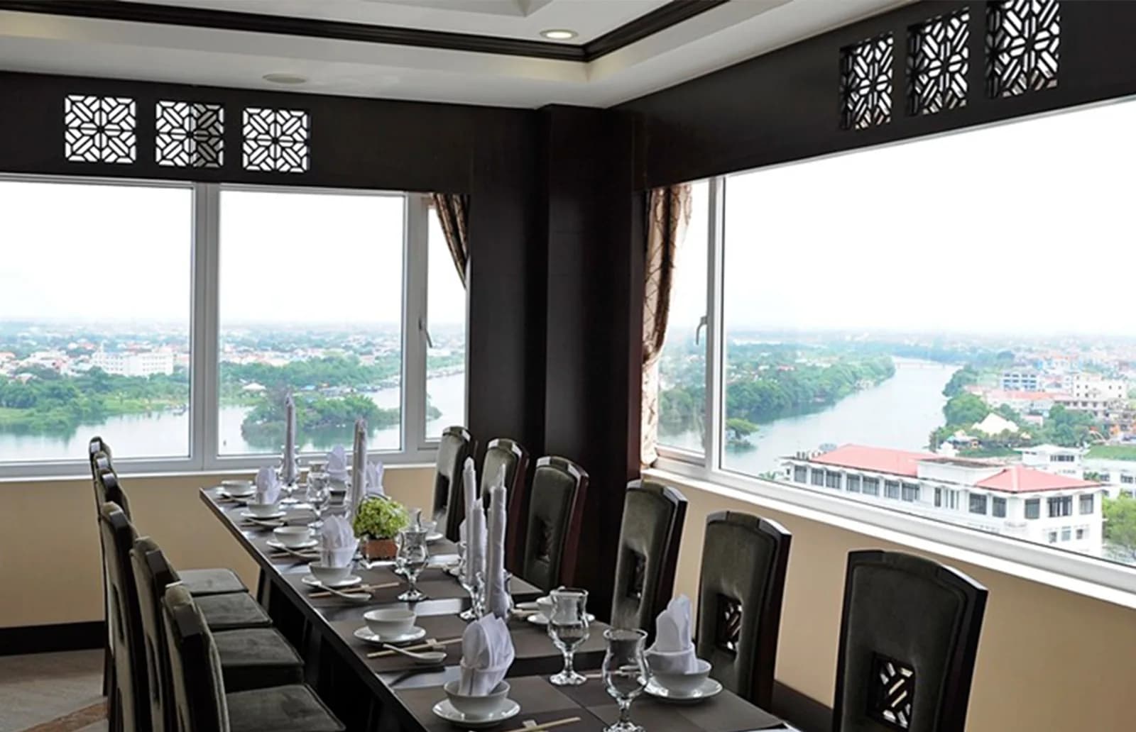 Phòng tiệc riêng view sông