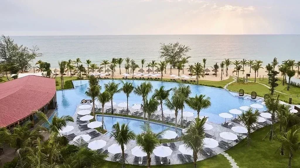 Bể bơi vô cực nối liền biển