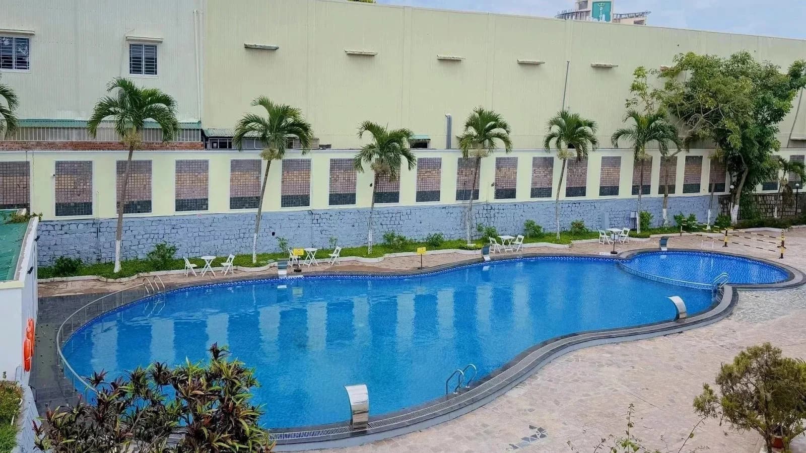 Bể bơi ngoài trời