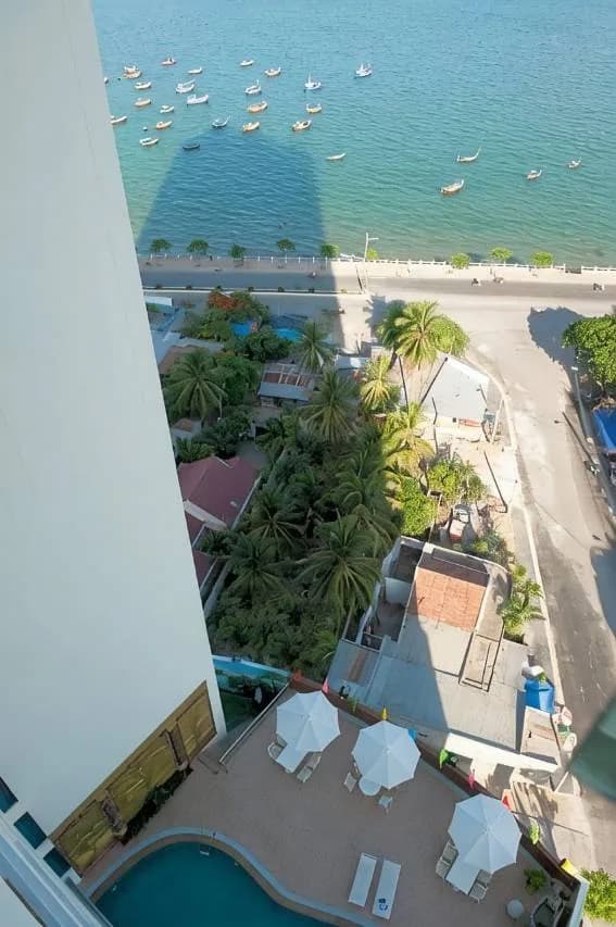 Sát bãi biển Bắc bán đảo