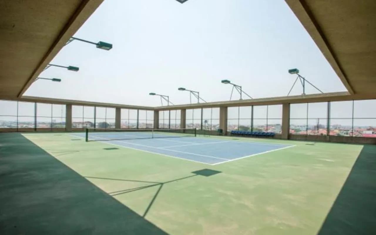 Sân tennis trên cao