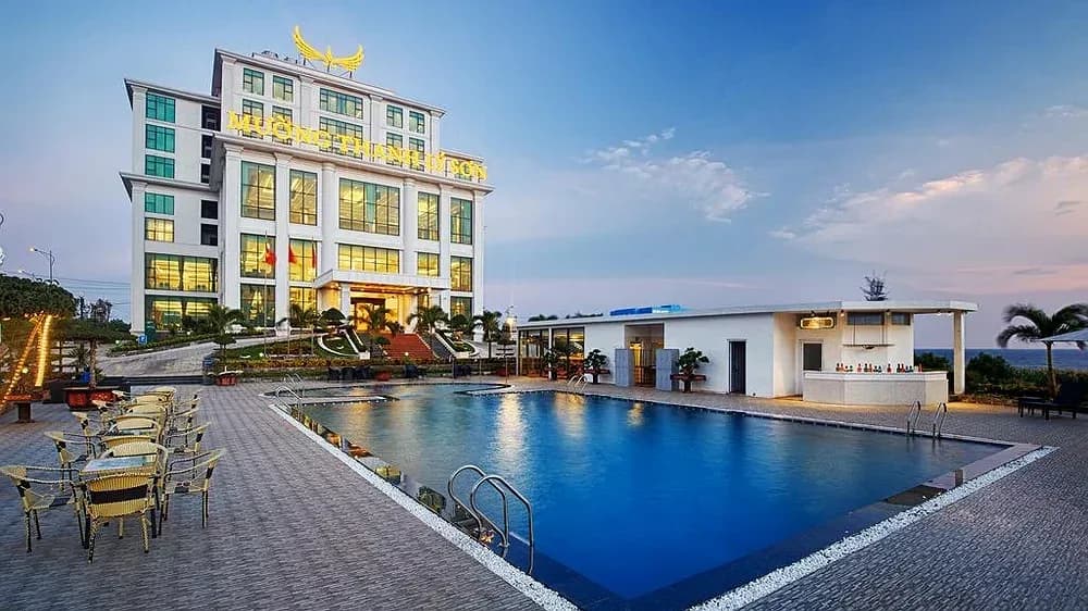 Bể bơi ngoài trời hướng biển