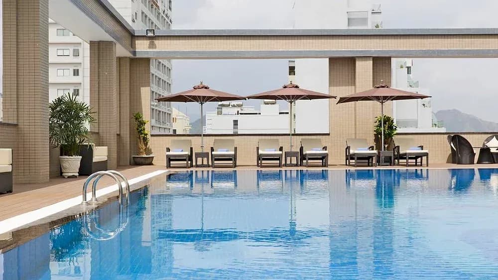 Bể bơi ngoài trời lộng gió