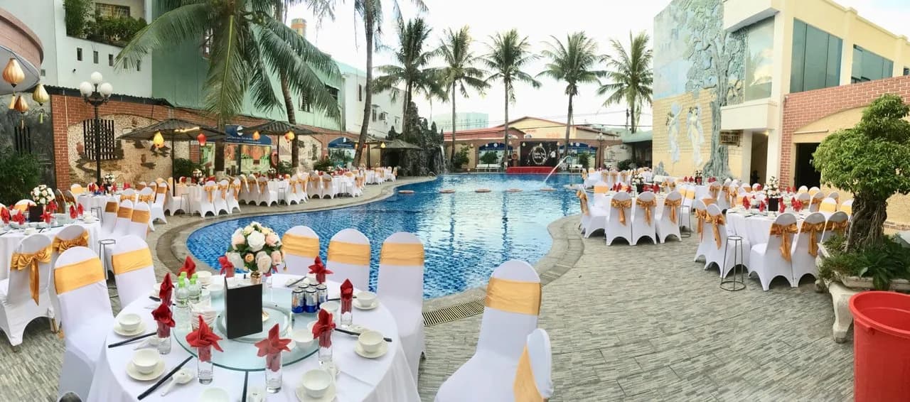 Hồ bơi ngoài trời rợp nắng