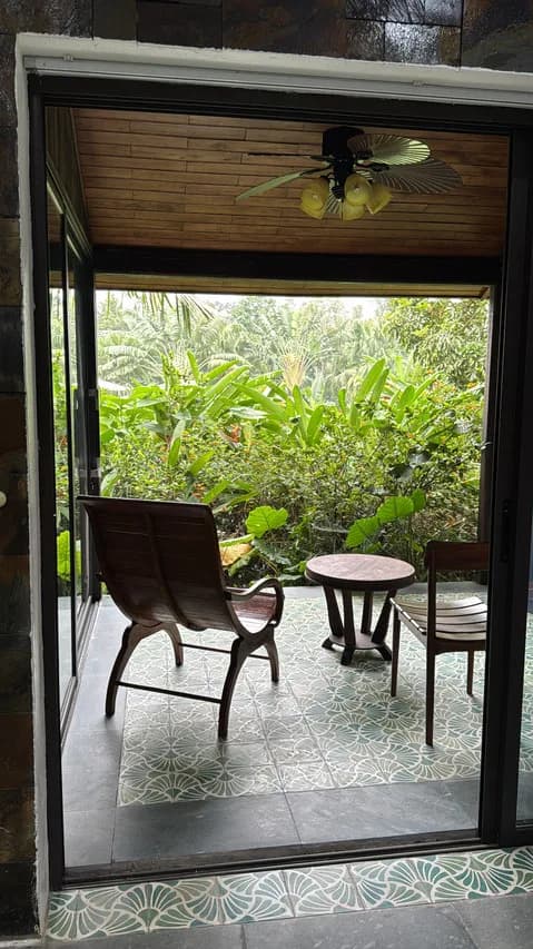 Hiên villa mở ra thiên nhiên
