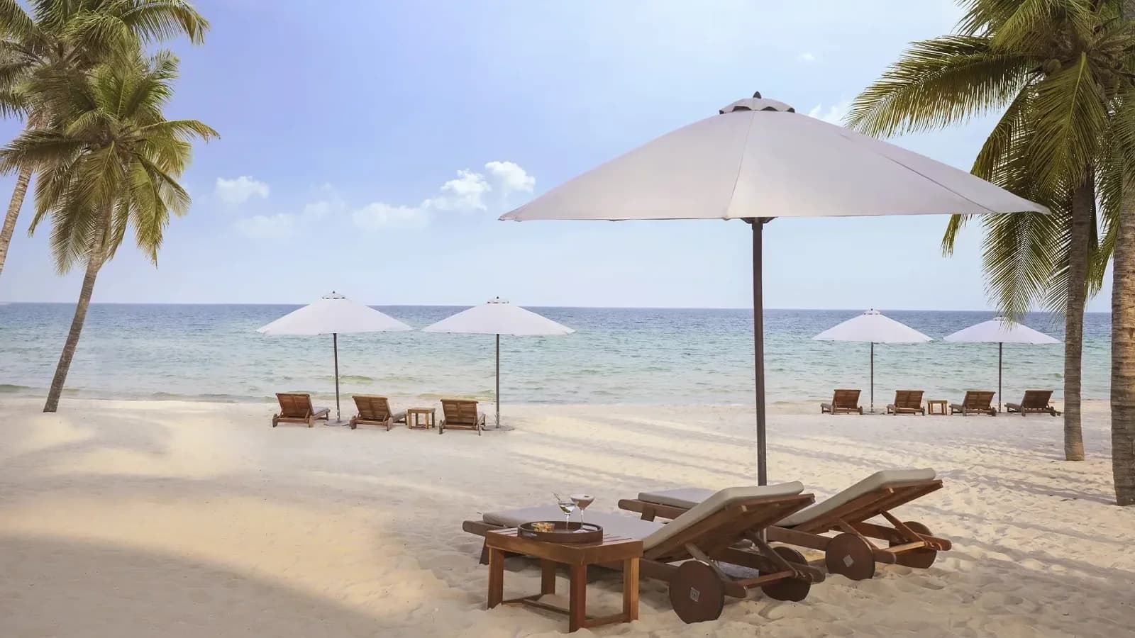 Bãi Kem – cát trắng, nước xanh