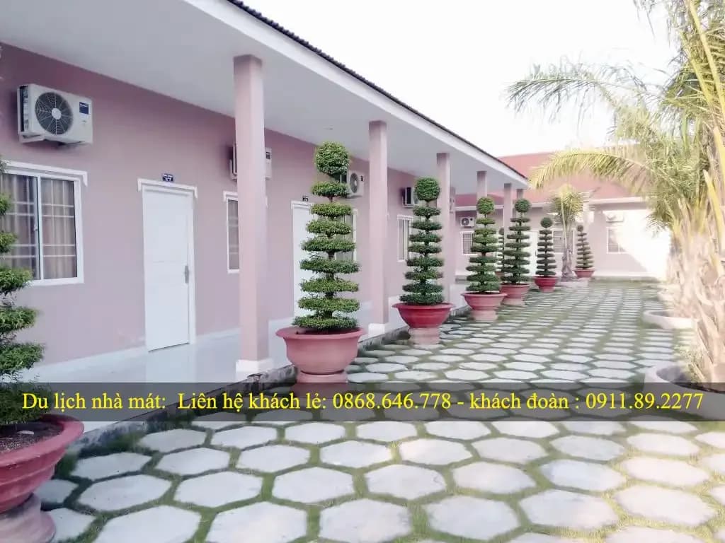 Khuôn viên xanh mát