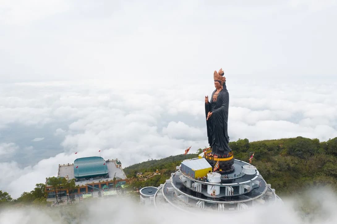Gần núi Bà Đen