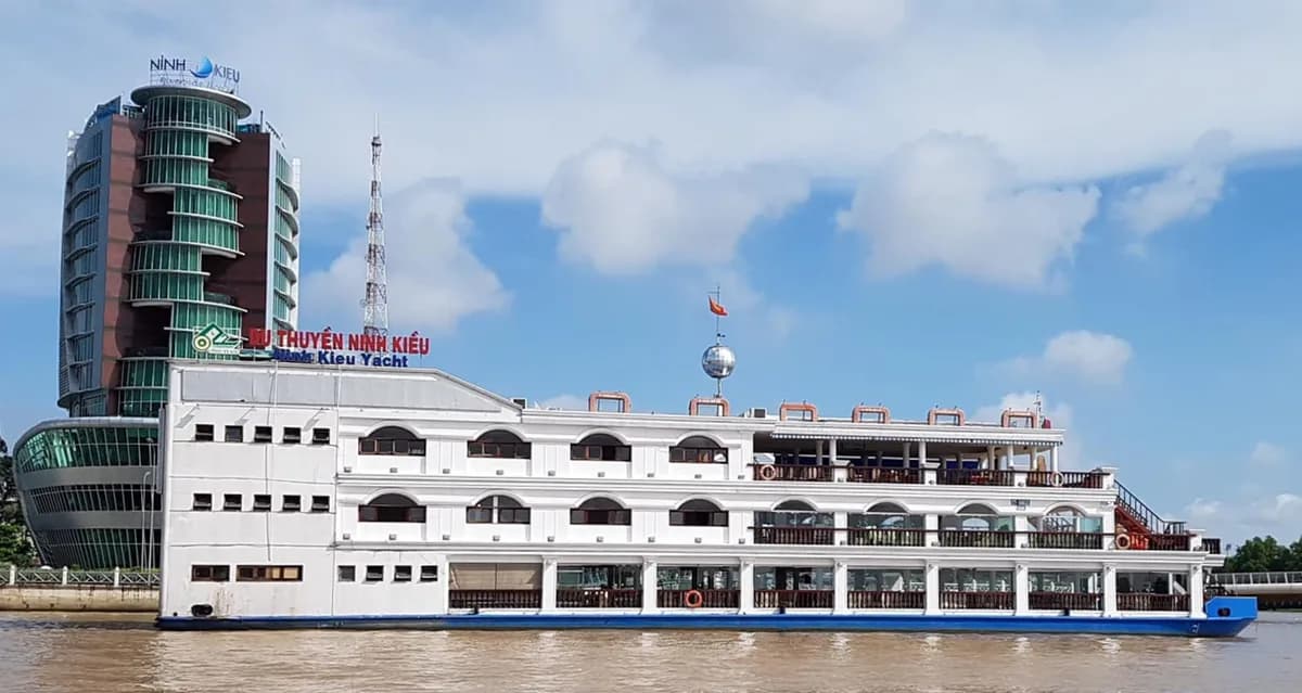 Du thuyền Ninh Kiều