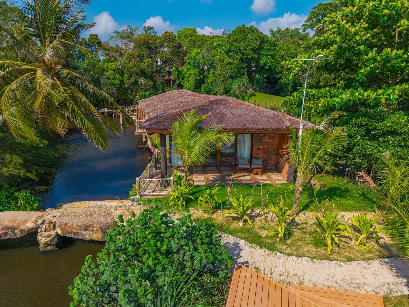 Villa mái lá bên lạch nước