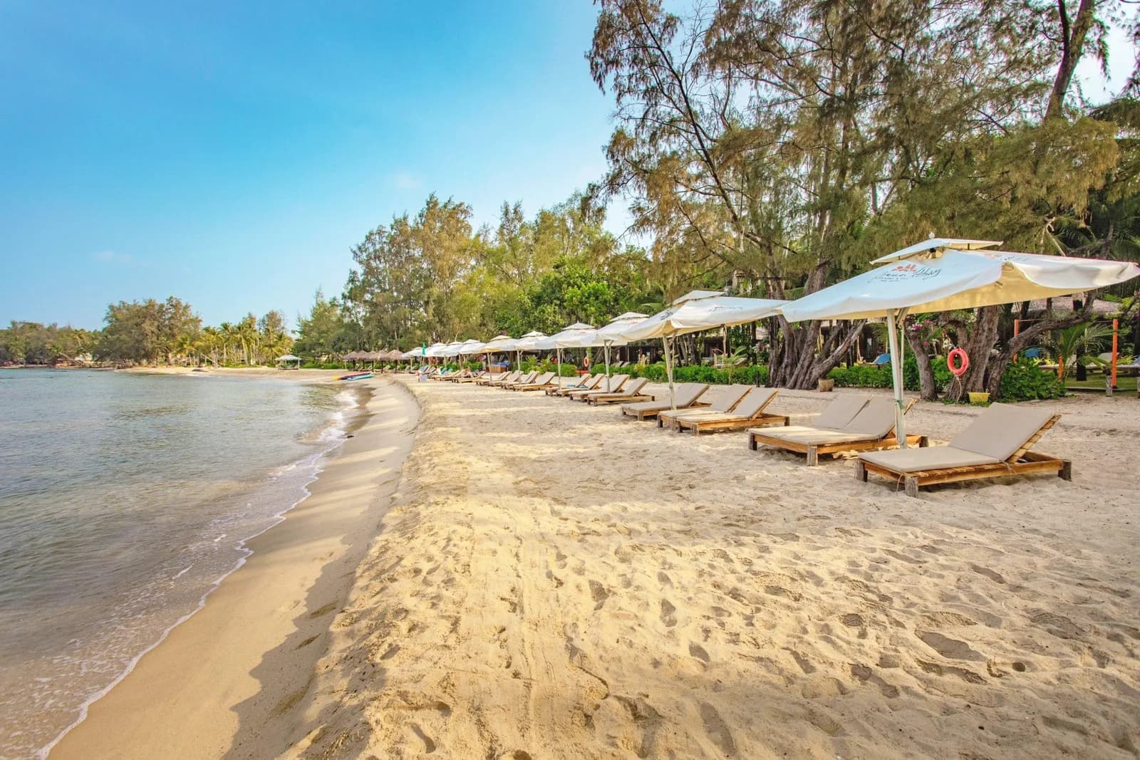Bãi biển riêng Ông Lang