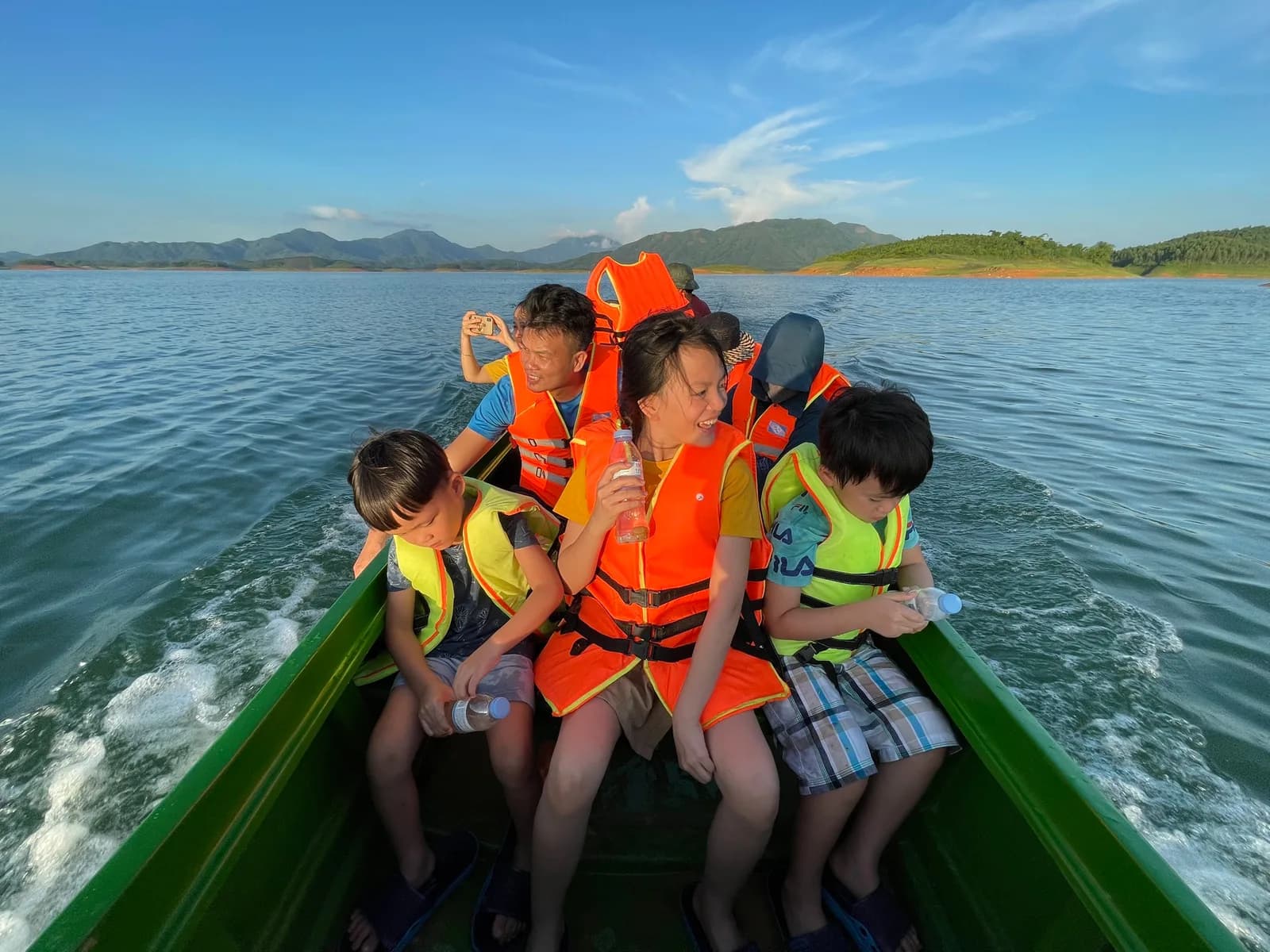 Chèo thuyền khám phá hồ Thác Bà