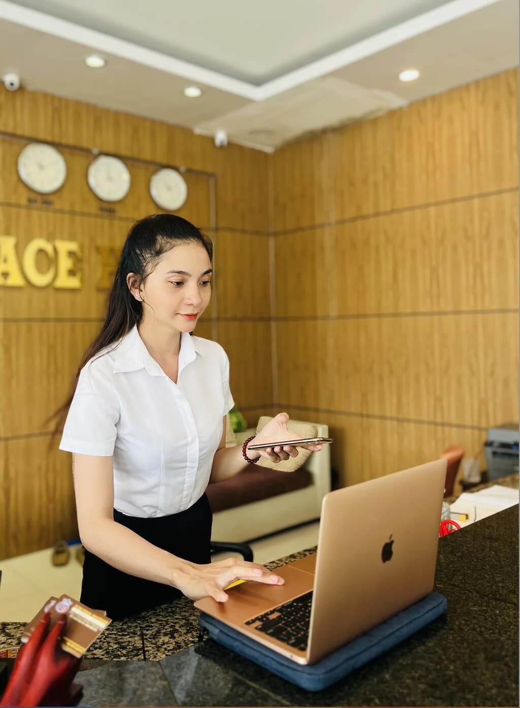 Lễ tân phục vụ tận tâm