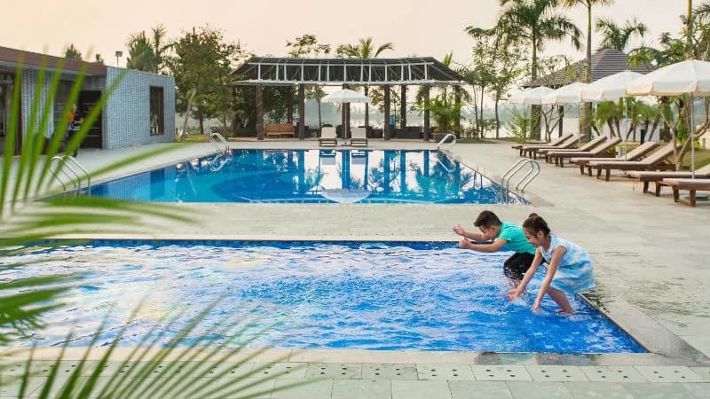 Bể bơi giữa thiên nhiên