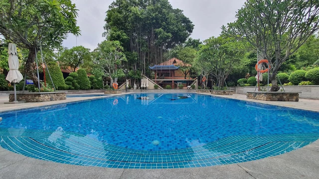 Hồ bơi ngoài trời
