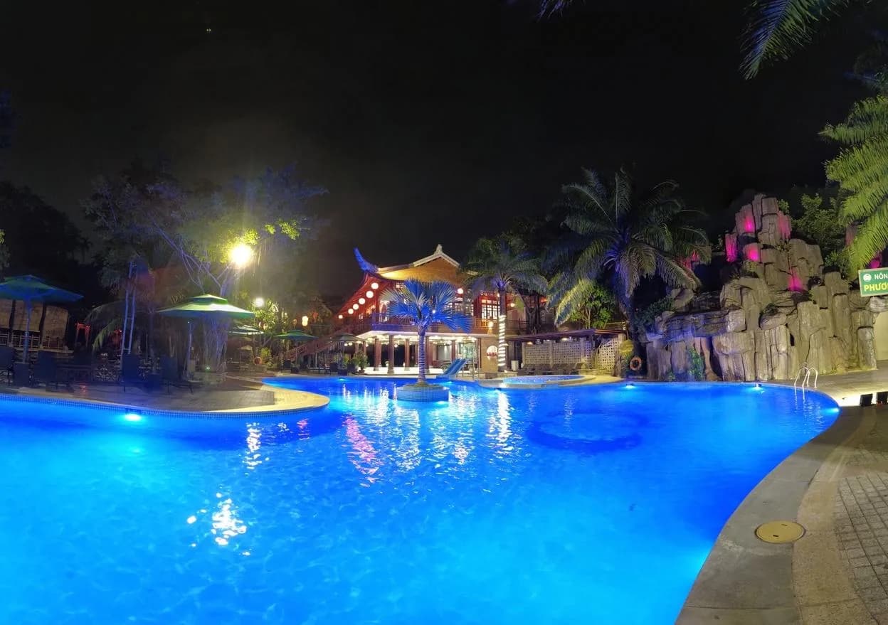 Hồ bơi giữa vườn xanh