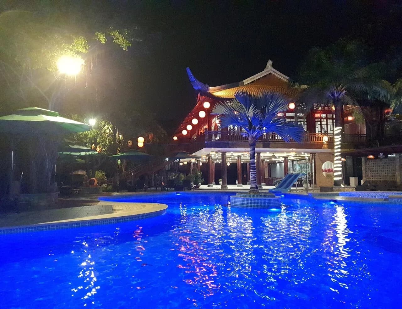 Hồ bơi lung linh về đêm