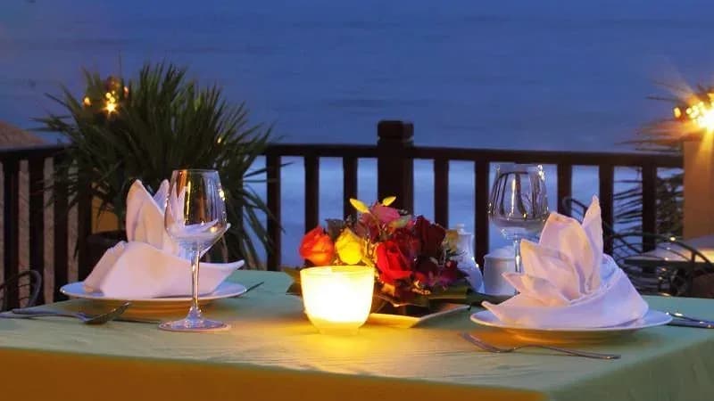 Bữa tối lãng mạn bên sóng