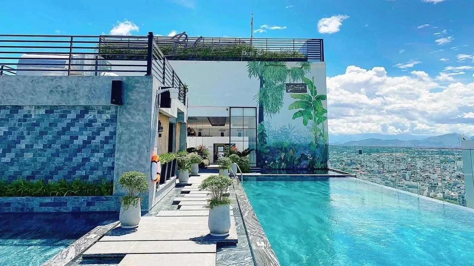 Hai hồ bơi vô cực tầng thượng