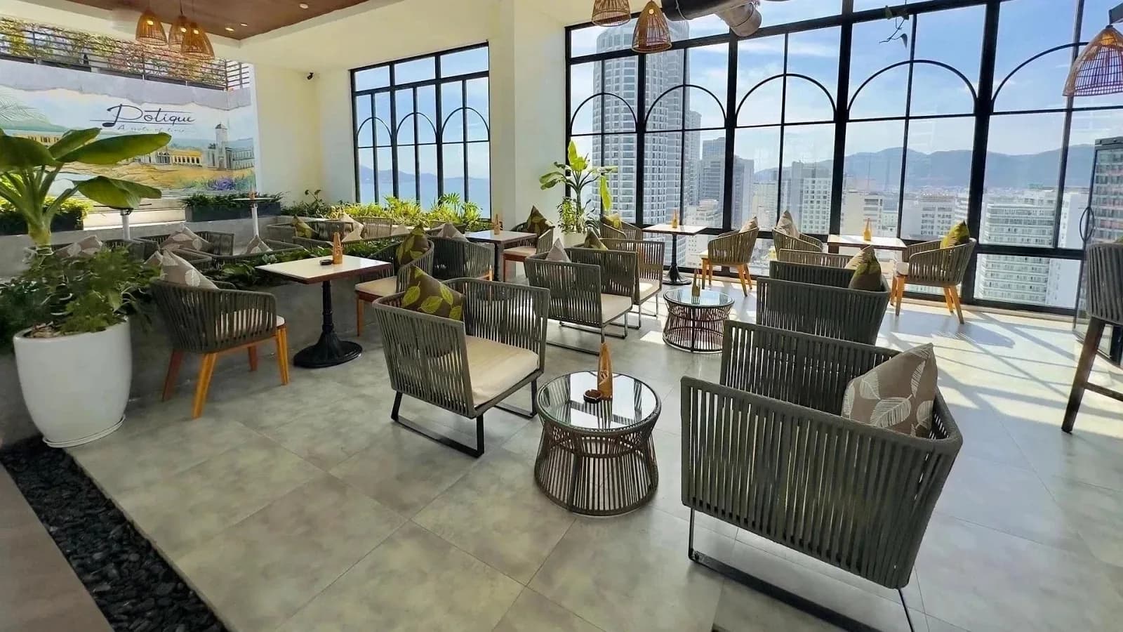 Rooftop lounge toàn cảnh