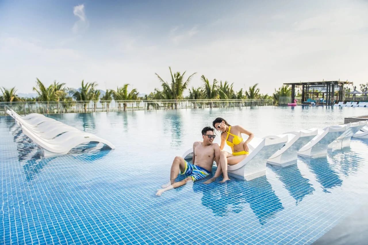 Hai bể bơi ngoài trời hướng vịnh