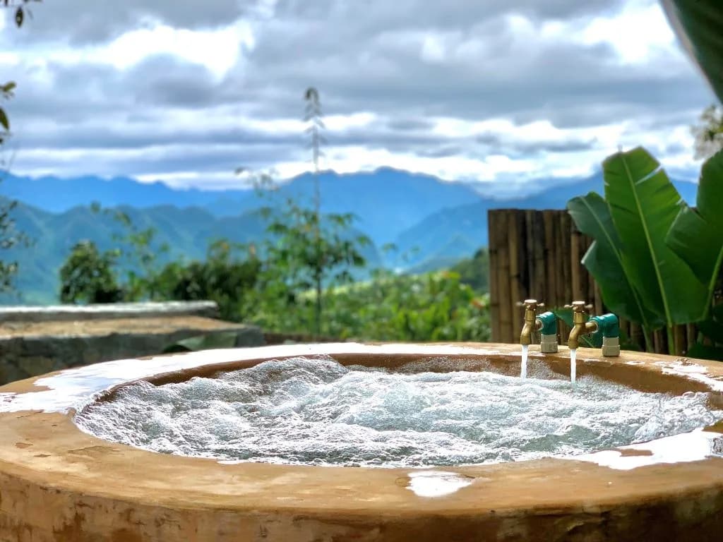 Bồn khoáng Jacuzzi ngoài trời