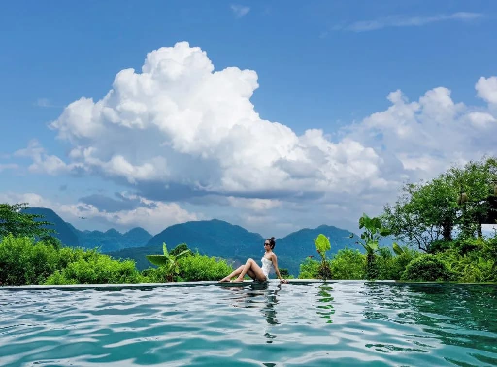 Bể bơi vô cực soi gương