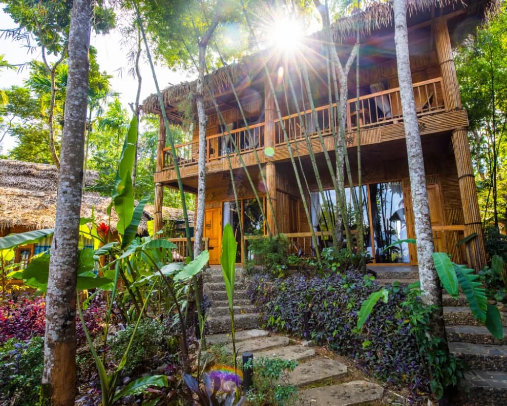 Bungalow gỗ - tre giữa rừng