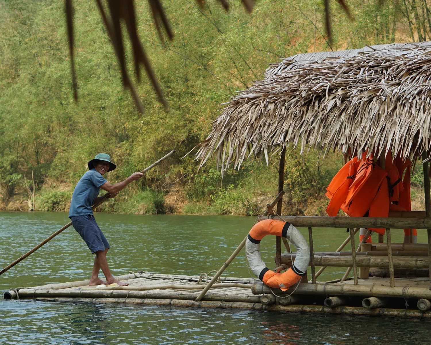 Chèo bè tre trên suối Chàm