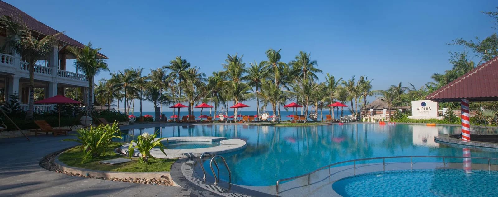 Bể bơi lớn hướng biển