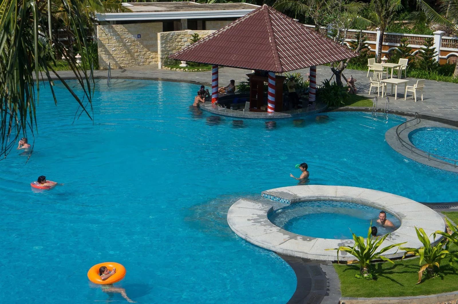 Bể bơi ngoài trời