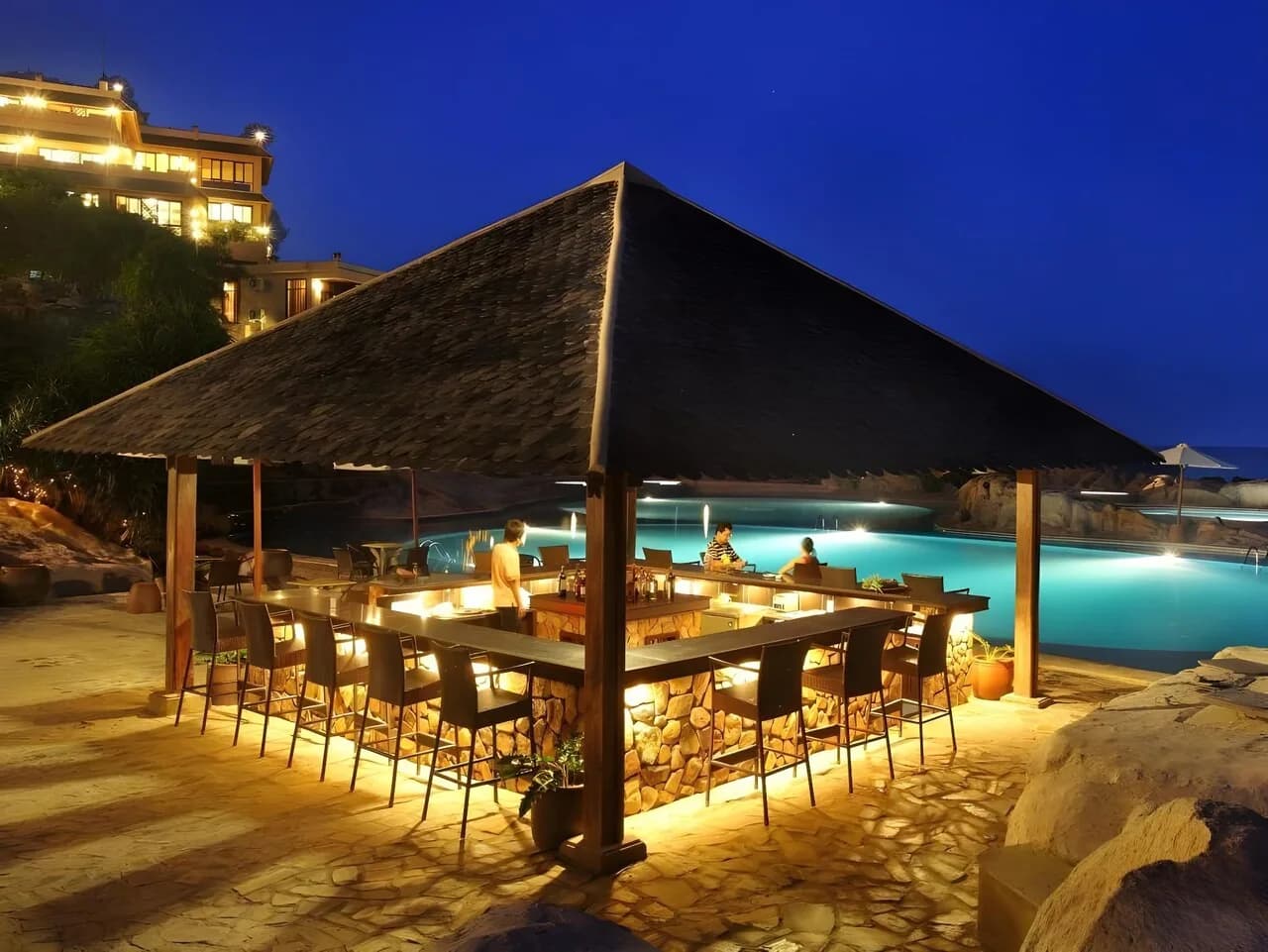 Bar đêm bên hồ