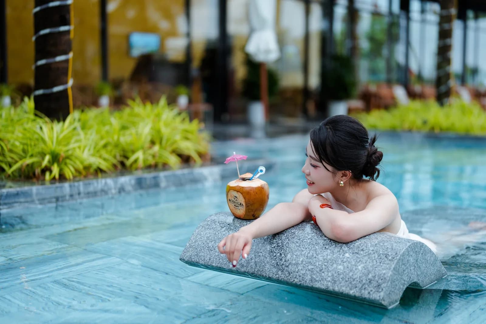 Bể bơi vô cực hướng biển