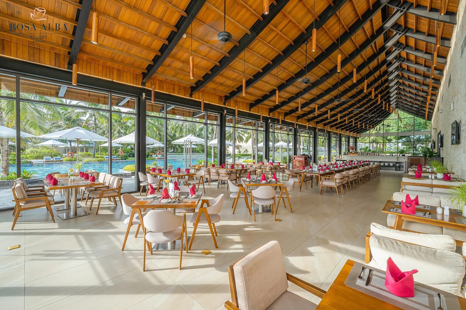 Nhà hàng & bar bên hồ bơi