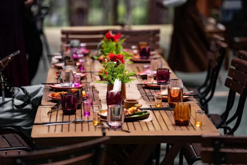 Bàn tiệc giữa vườn