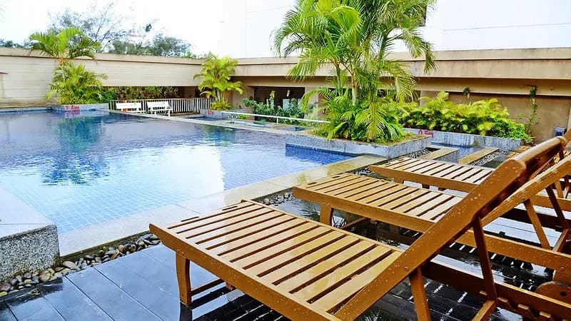 Khu nghỉ bên hồ bơi
