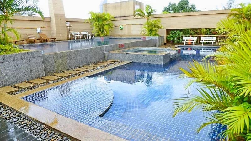 Bể sục Jacuzzi & sân tắm nắng