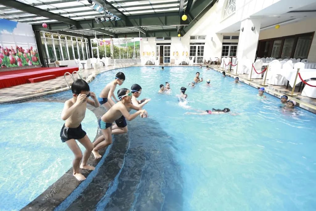 Hồ bơi trong nhà nước ấm