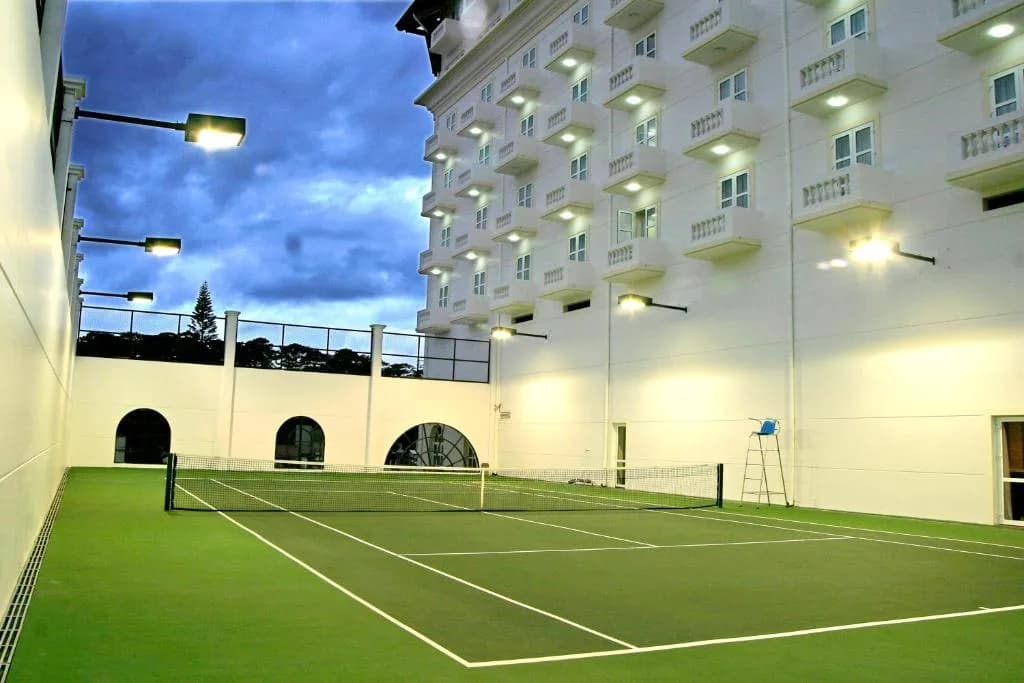 Sân tennis ngoài trời