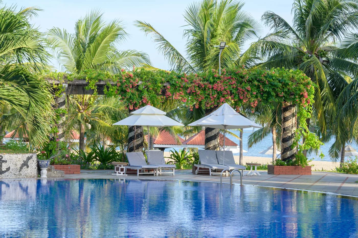 Hồ bơi ngoài trời bên biển