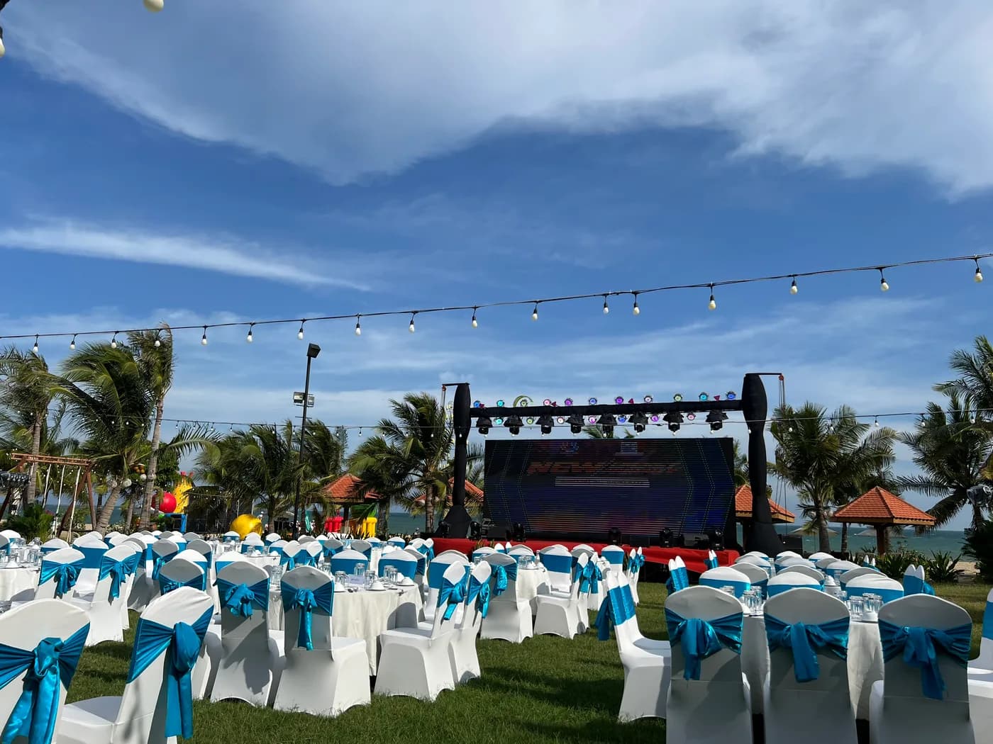 Tiệc & sự kiện bên bờ biển