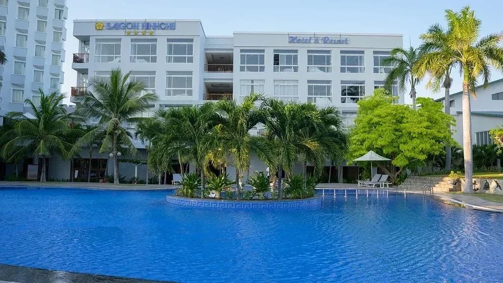 Hồ bơi ngoài trời giữa vườn dừa