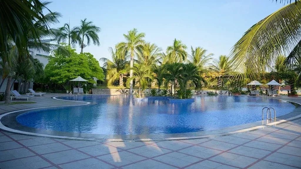 Hồ bơi ngoài trời