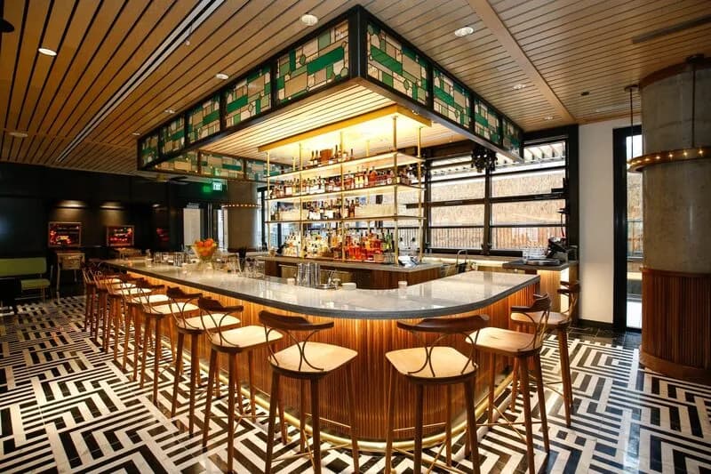 Bar & Lounge