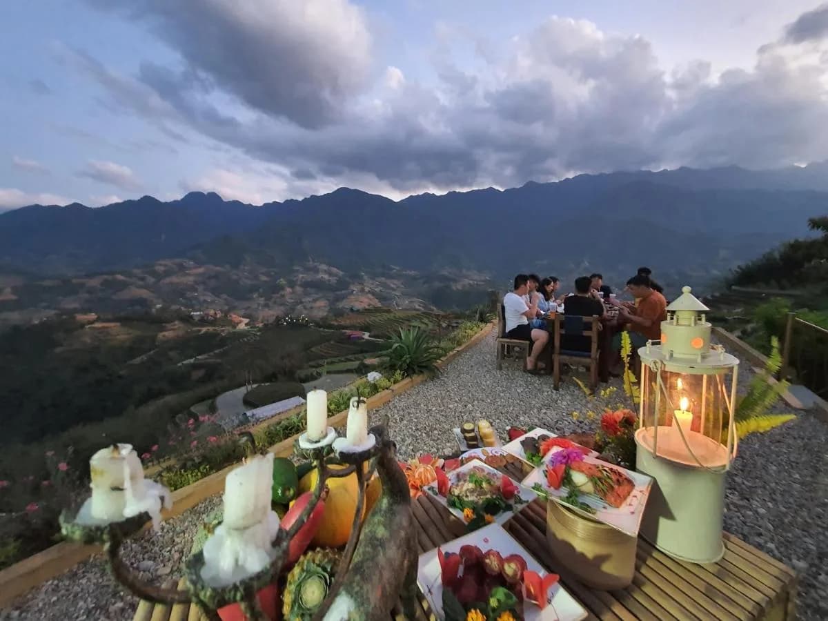 Bữa tối hoàng hôn giữa thung lũng