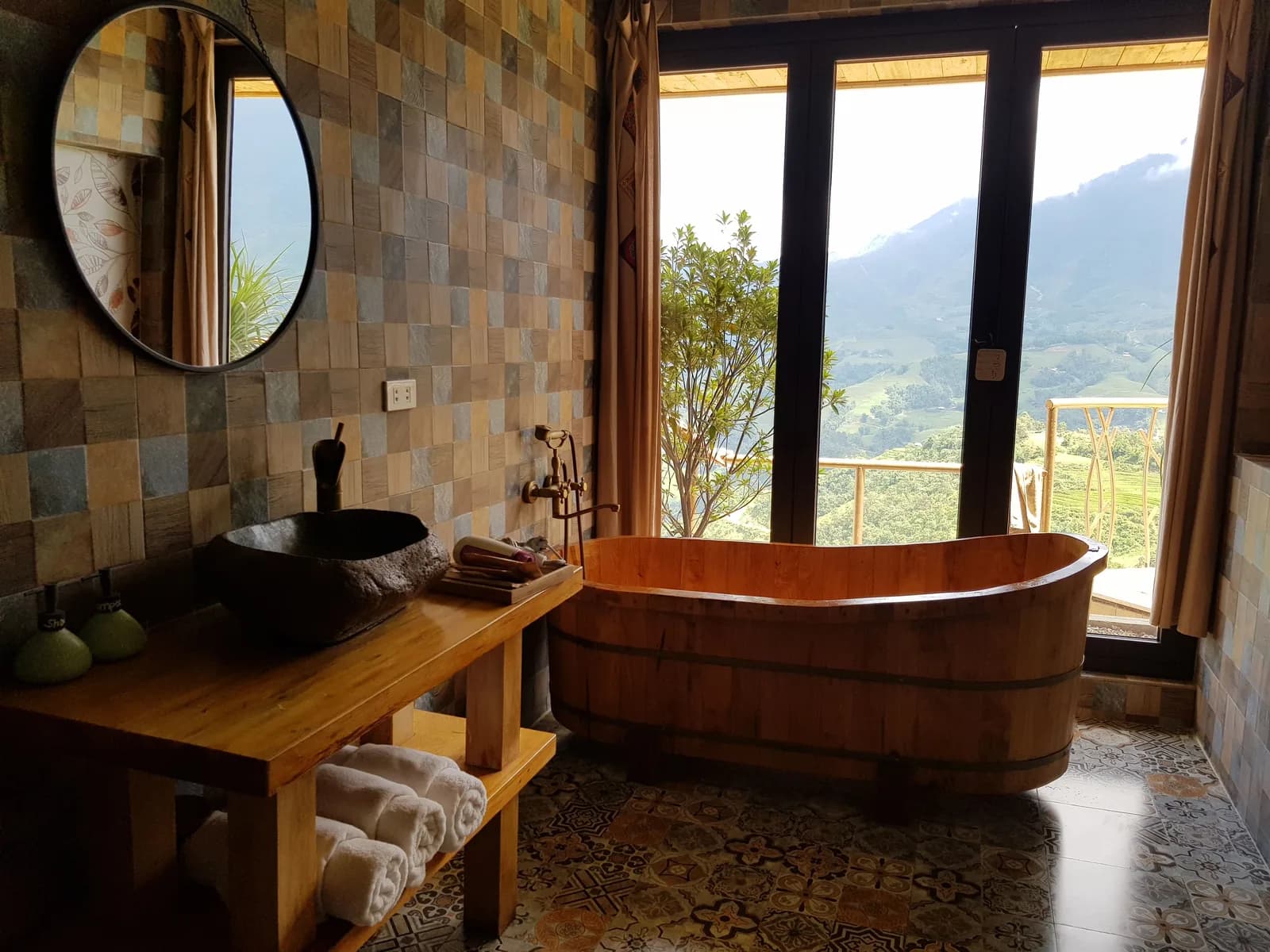 Ngâm bồn tắm gỗ ngắm ruộng bậc thang