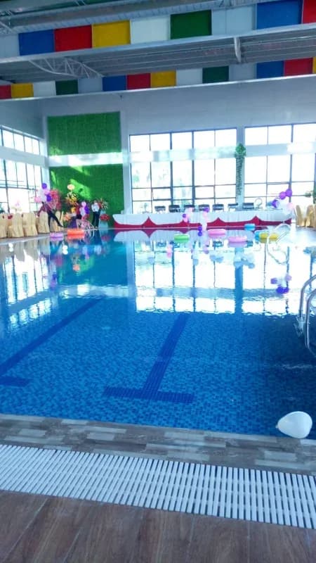 Bể bơi bốn mùa trong nhà