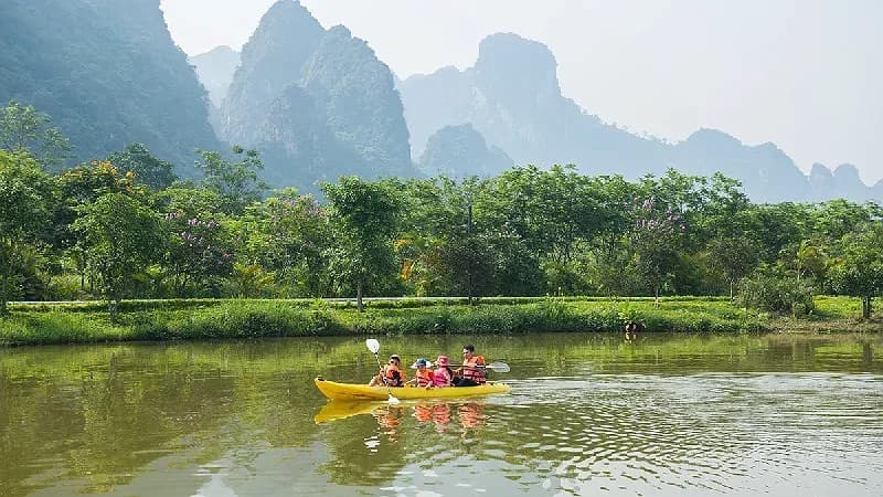 Chèo kayak trên hồ